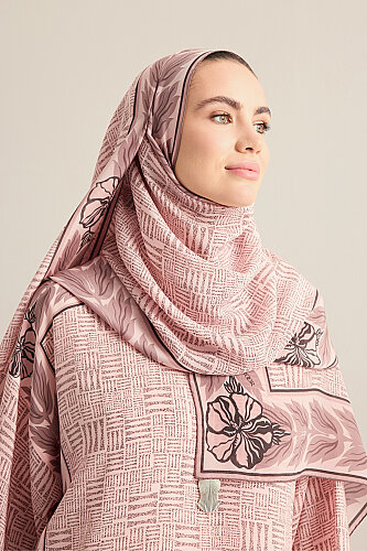 Çiçek Bordürlü Dokulu Taş Duvar Pudra Krep İpek Şal 70x210 - Imannoor (3)