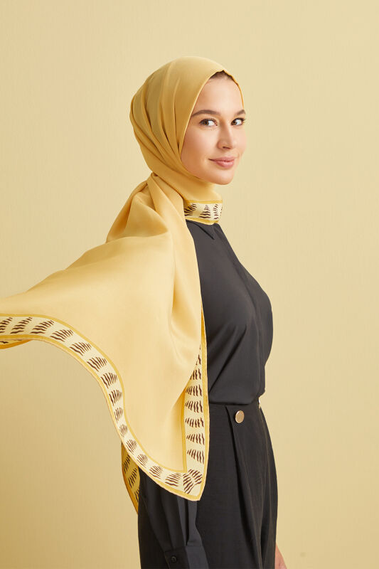Dans Eden Çiçek Sarı Krep İpek Kaftan Şalı 70x210 - 1