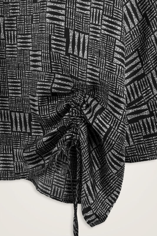 Taş Duvar Siyah Büzgülü İpek Bluz - 2
