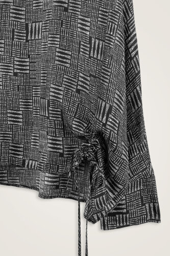 Taş Duvar Siyah Kısa Büzgülü İpek Bluz - Imannoor (2)